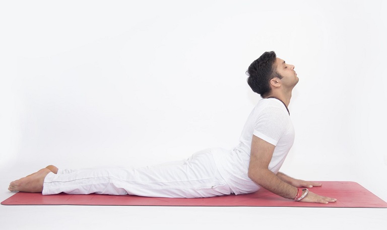 Bài tập chữa suất tinh sớm với tư thế yoga rắn hổ mang